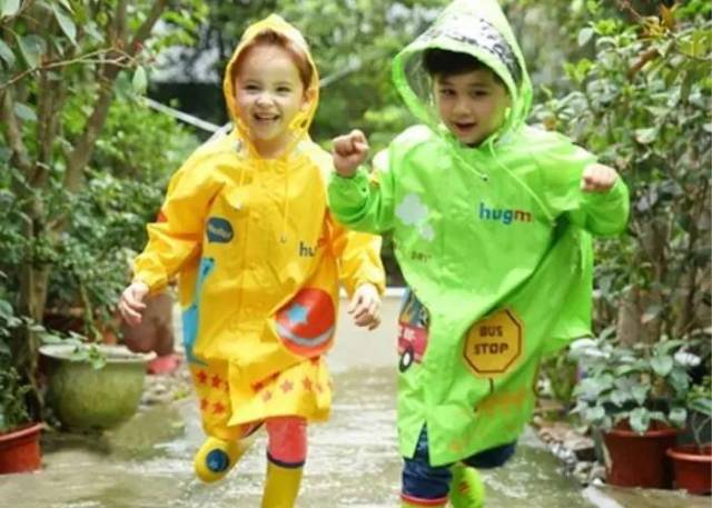 雨中的温馨守护，天线宝宝与小雨的奇妙邂逅